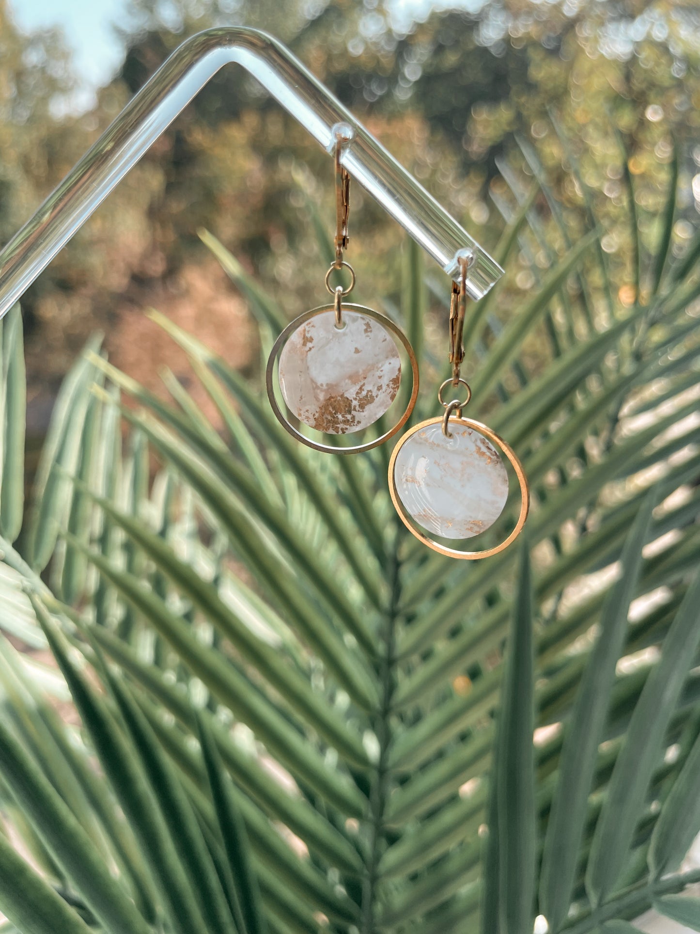 White round marble dangles with gold ring