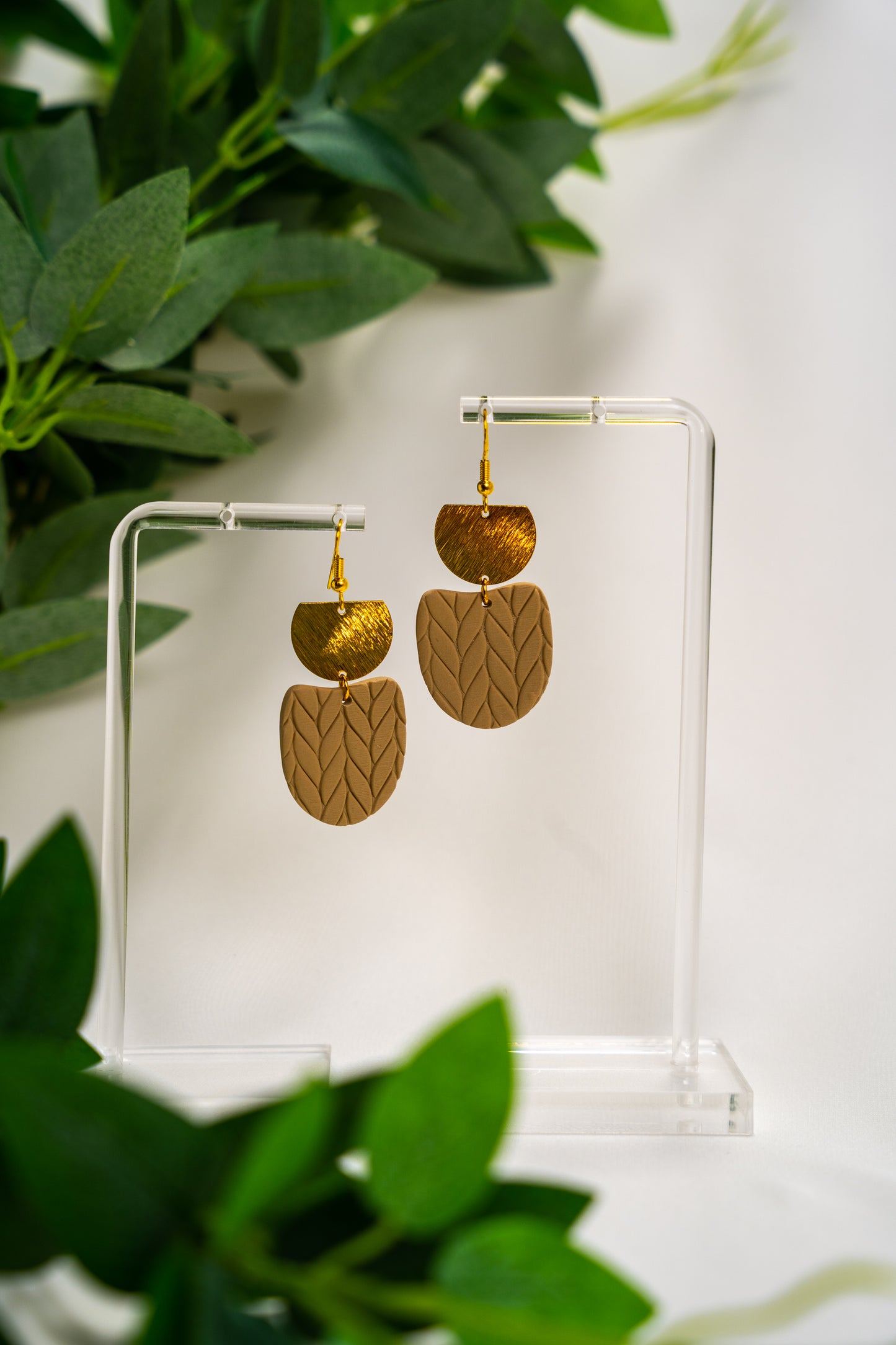 Beige knitted dangles with round gold detail
