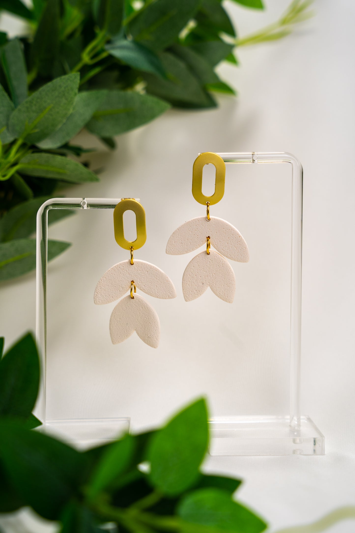 White flower leaf dangles